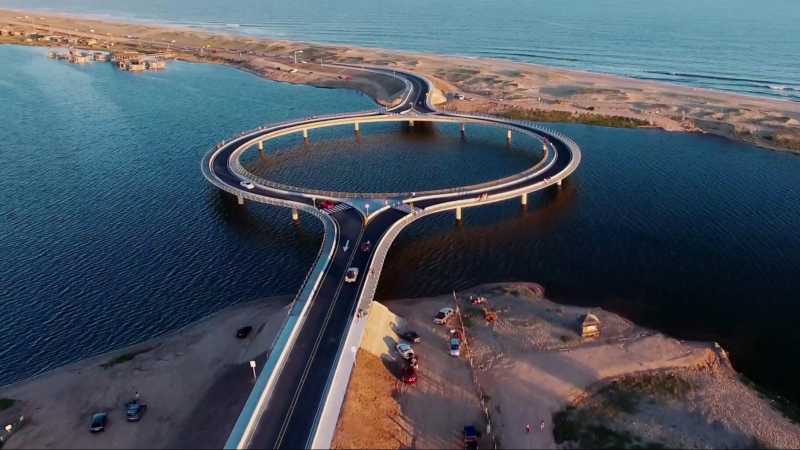 Das Bild zeigt die kreisförmige Brücke Laguna Garzon in Uruguay.