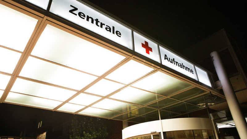 Das Bild zeigt den Eingang der Notaufnahme eines Krankenhauses in Neuruppin.