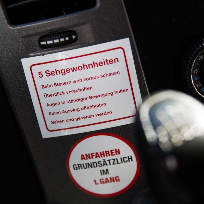 Das Bild zeigt einen Aufkleber im Innenraum des Fahrzeugs mit 5 Tipps für Sehgewohnheiten während der Fahrt.