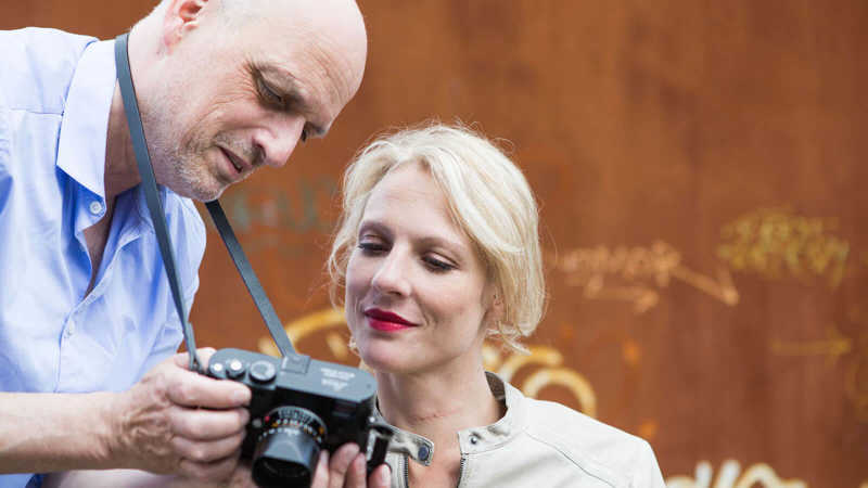 Der Fotograf zeigt Nina Wortmann die geschossenen Bilder auf der Kamera.