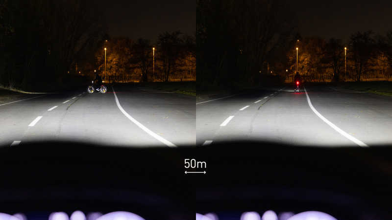 Eine Collage aus zwei Bildern zeigt ein Fahrrad mit Beleuchtung und Reflektoren samt Fahrer in 50 Metern Entfernung. Links überquert es die Fahrbahn, rechts fährt es in Fahrtrichtung.