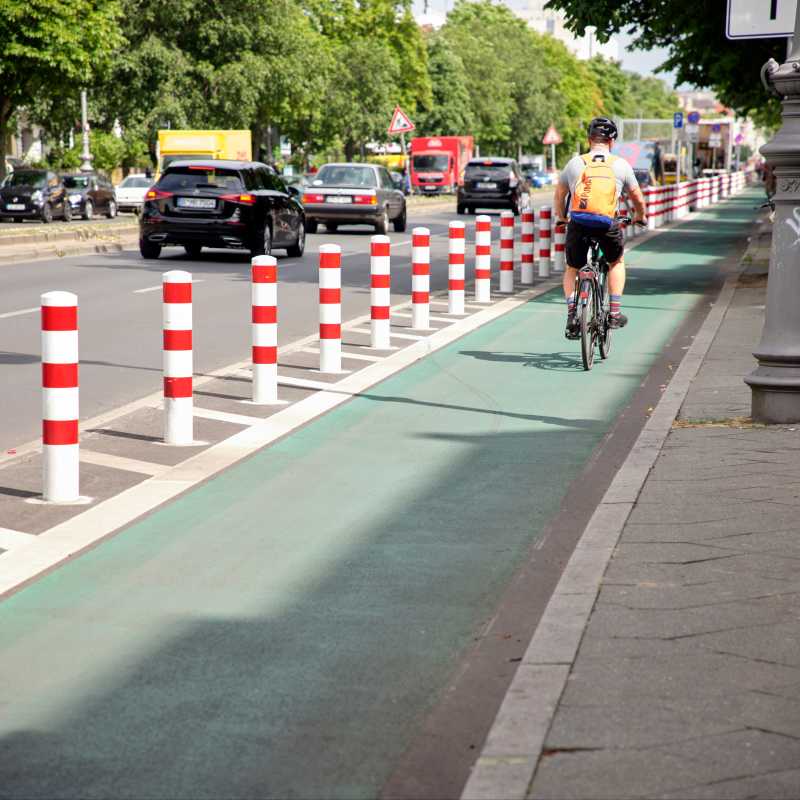 Das Bild zeigt einen durch bauliche Elemente von der Fahrbahn abgetrennten Fahrstreifen für Radfahrer.