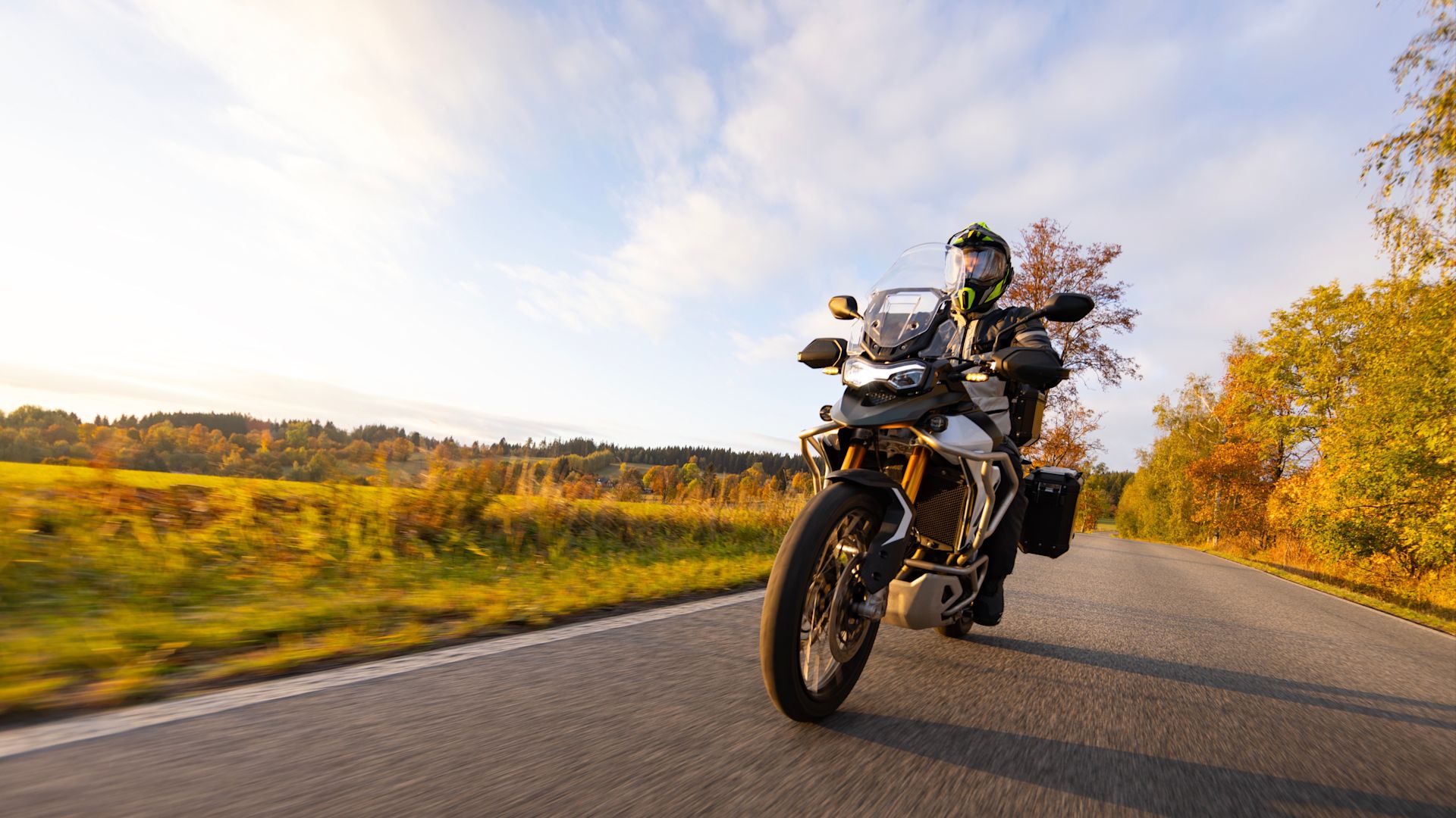 Motorrad auf einer Landstraße – eCall kann nach einem Sturz automatisch einen Notruf absetzen und den Standort übermitteln.