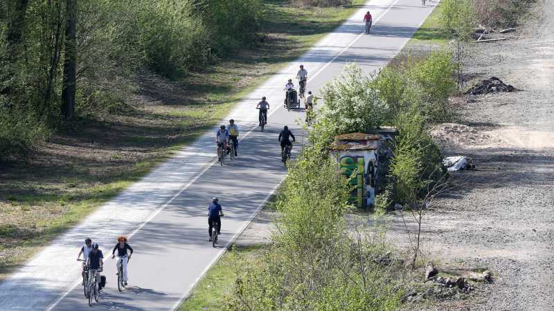 Auf dem Radschnellweg-Ruhr sind viele Radfahrer unterwegs.