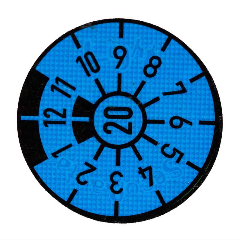 Ein Symbolbild einer blauen TÜV-Prüfplakette. Sie zeigt an, wann das Fahrzeug zur Hauptuntersuchung muss. Laut der Plakette musste das Fahrzeug demnach im September 2020 zur Durchsicht.  
