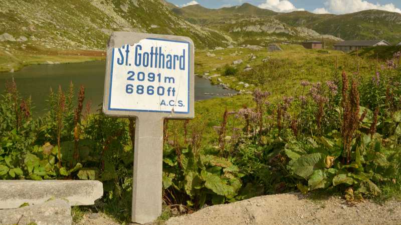 Das Bild zeigt das Schild, das den höchsten Punkt des Gotthardpasses kennzeichnet.