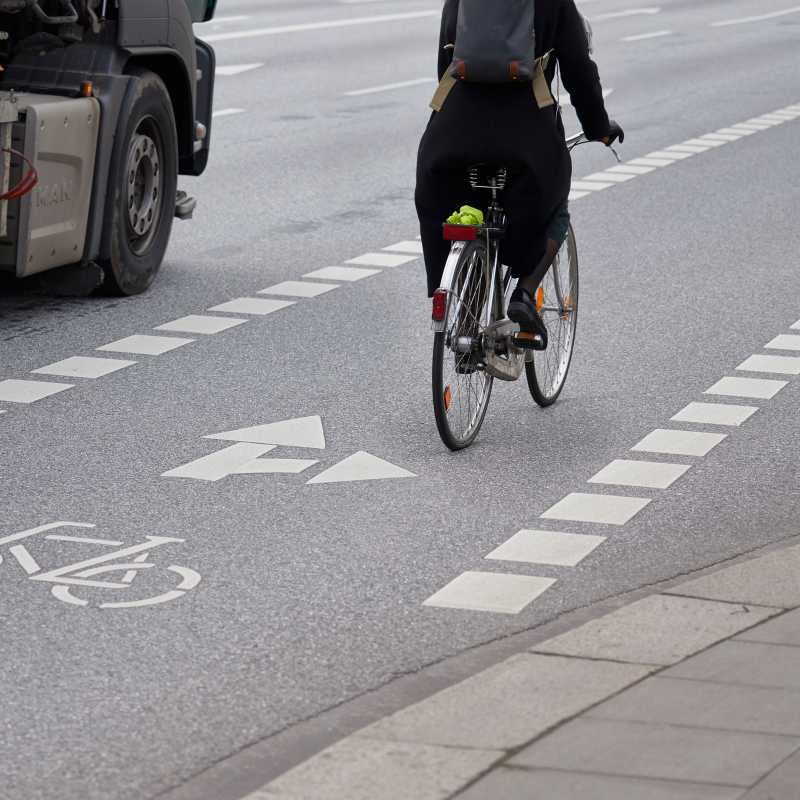 Ein Schutzstreifen für Radfahrer, der durch Markierung von der Fahrbahn unterteilt ist.