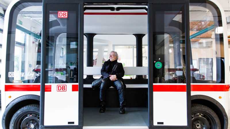 Prof. Dr. Andreas Knie sitzt im autonomen Shuttlebus 