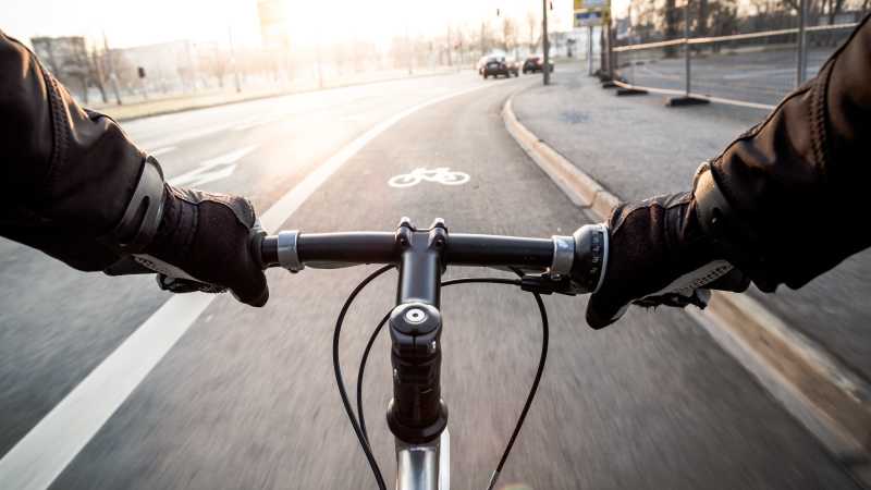 Das Bild zeigt die Nahaufnahme eines Fahrradlenkers aus Sicht des Fahrenden.