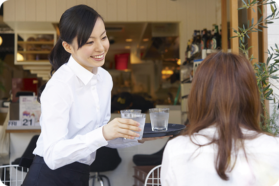 カフェで水を出す店員の写真