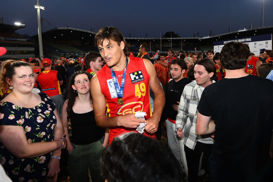 Suns ruck turns back on reported Pies, Saints and Crows interest to sign on at Gold Coast