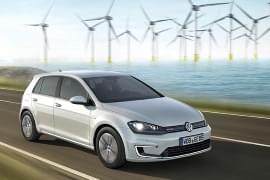Von außen sieht er aus wie jeder andere. Unter der Haube des e-Golfs steckt aber ein (ast-)reines Elektroauto. VW e-Golf von vorn