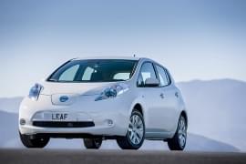 Ganz anders dagegen der Nissan Leaf: Der Kleinwagen ist eher unsportlich, dafür aber äußerst praktisch. Nissan Leaf von vorn