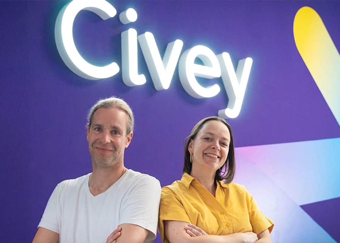 Steffen Braun und Judith Klose vor dem Civey Logo