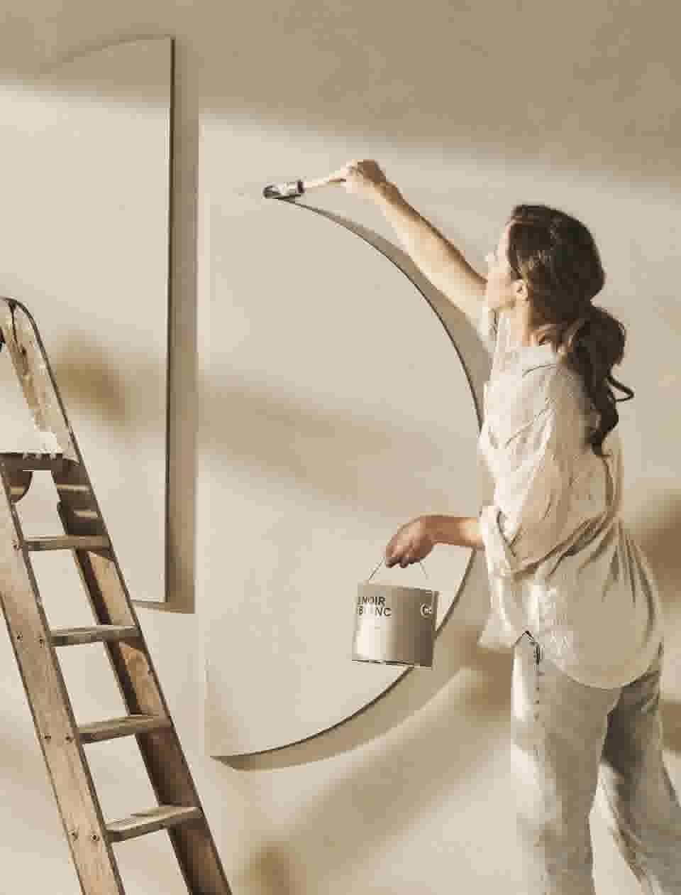 Vrouw die een muur greige schildert