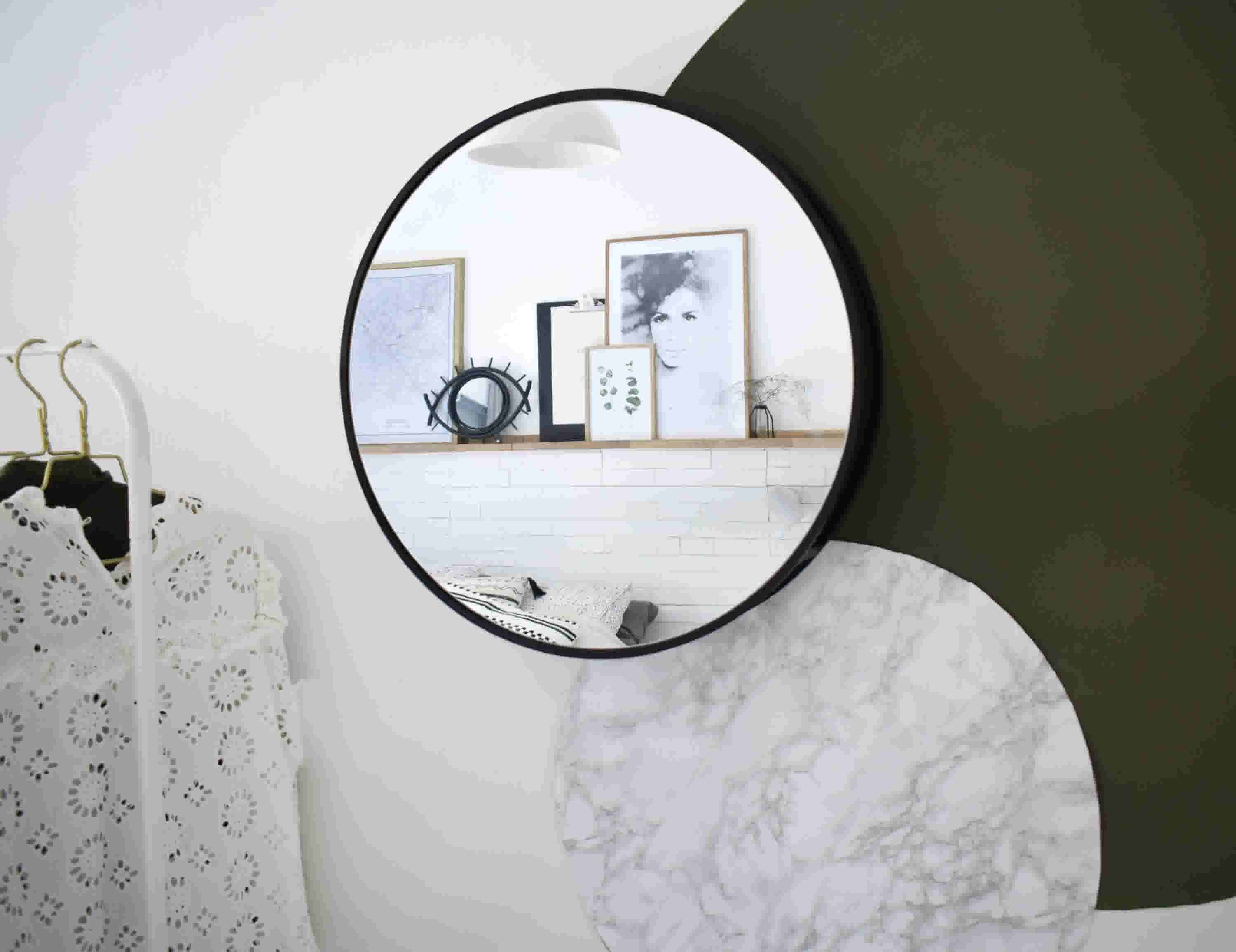 DIY gekleurde cirkels op muur met ronde spiegel