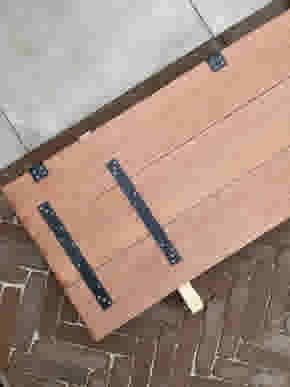 Geïmpregneerde houten planken buiten keuken