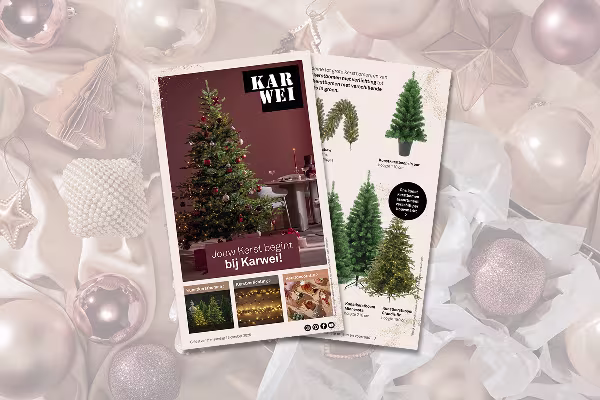 Karwei kerstcatalogus met versierde kerstboom op de voorkant en verschillende kunstkerstbomen op de achterkant.