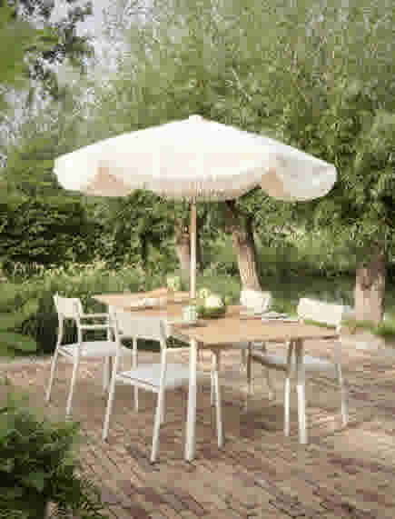 Natuurlijke tuinsmaak: parasol met tuintafel met tuinstoelen