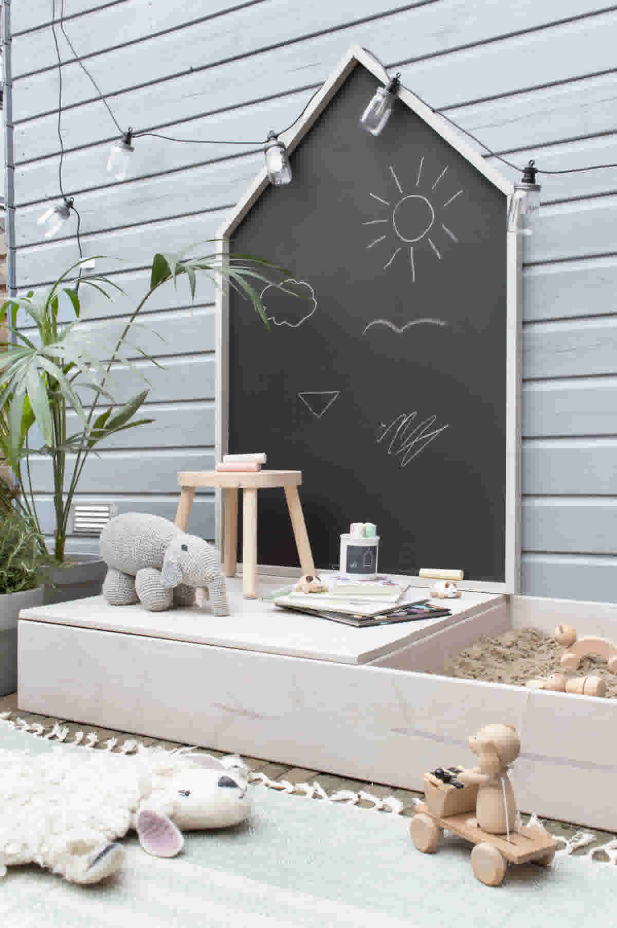 speelhuisje van krijtbord met zandbak voor een kindvriendelijke tuin