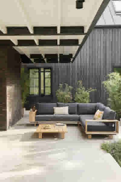 Houten loungeset moderne tuinstijl