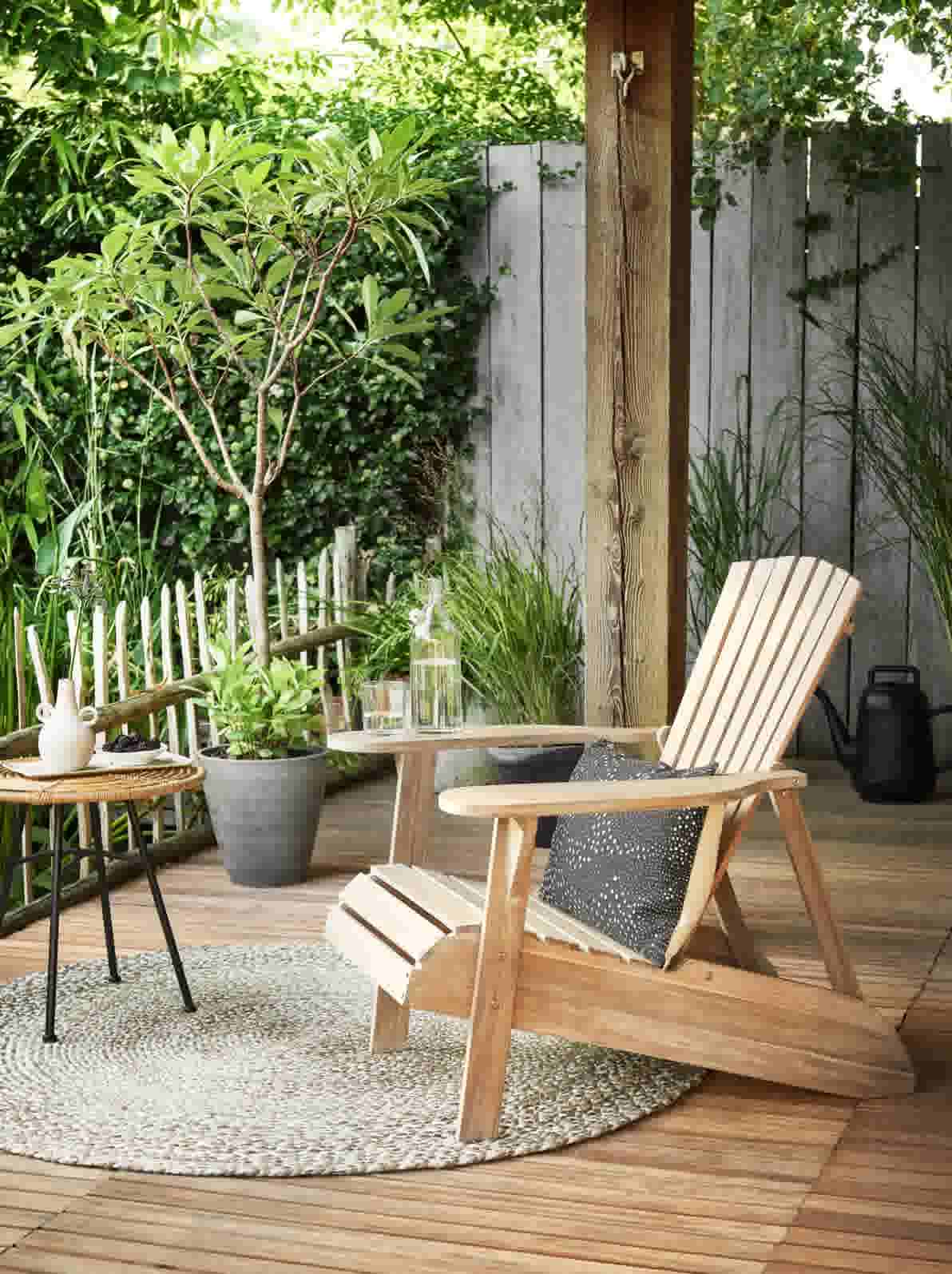 houten buiten stoel op houte vlonder met rond vloerkleed