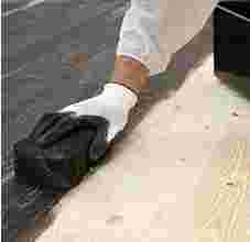 Gebruik spons bij de houten vloer verven