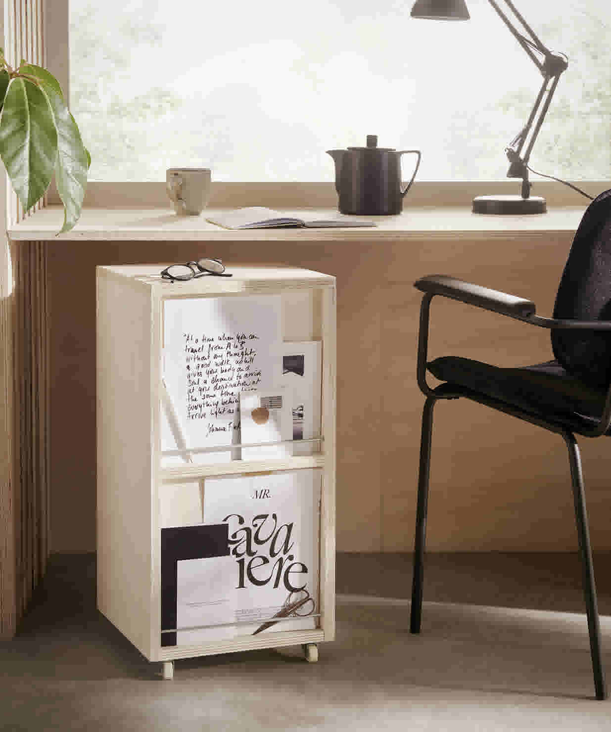 DIY werkplek-opberg-idee: een houten trolley onder je bureaublad