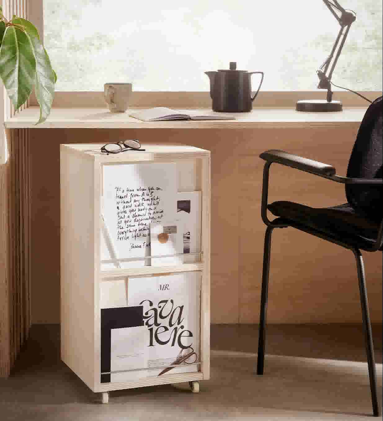 DIY werkplek-opberg-idee: een trolley onder je bureaublad