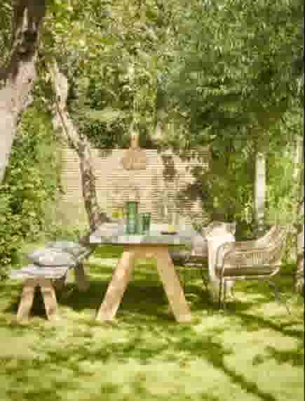 Natuurlijke tuinsmaak met houten zithoek