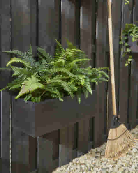 DIY schutting verfraaien met plantenbakken