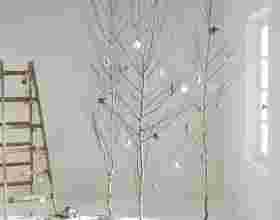 alternatieve kerstboom van berkentak in cement