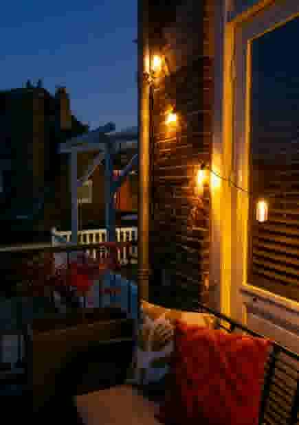 Romantische verlichting op een klein balkon geeft al heel snel een fijn, romantische effect