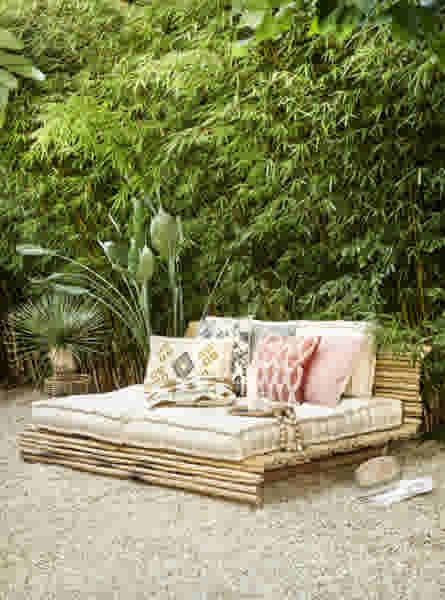 DIY loungebed voor in de tuin van hout en bamboe