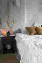 KARWEI | Nachtkastjes pimpen met marmerlook plakfolie