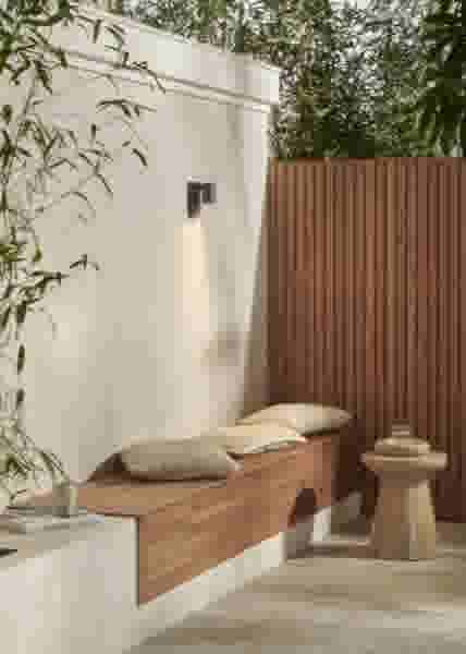 Inspiratie moderne tuin houten bank en latten schutting