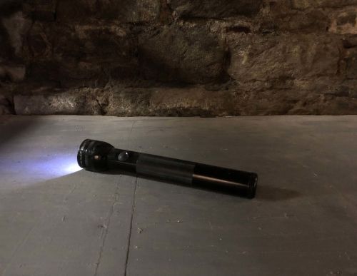 Raphael Lyon
Anxious Illumination, 2018
Maglite, magnets, motor
24 x 2 x 2 inches
61 x 5.1 x 5.1 cm