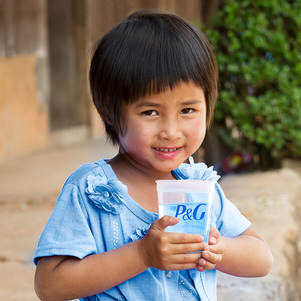水遊びする子ども