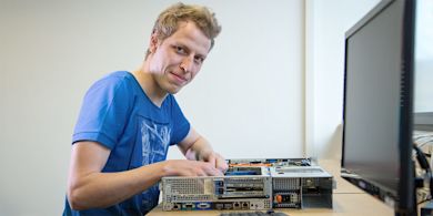 Support-Techniker beim Zusammenbau eines Servers.