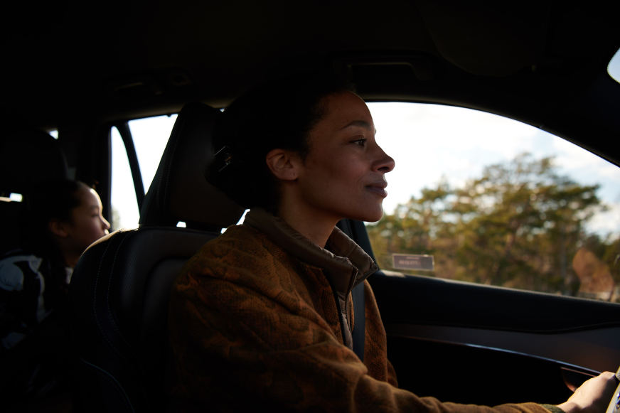Svemester med M - Woman driving (scaled)