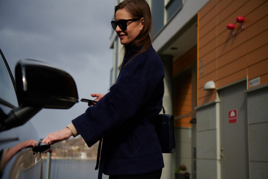 Svemester med M - Woman opening door (scaled)