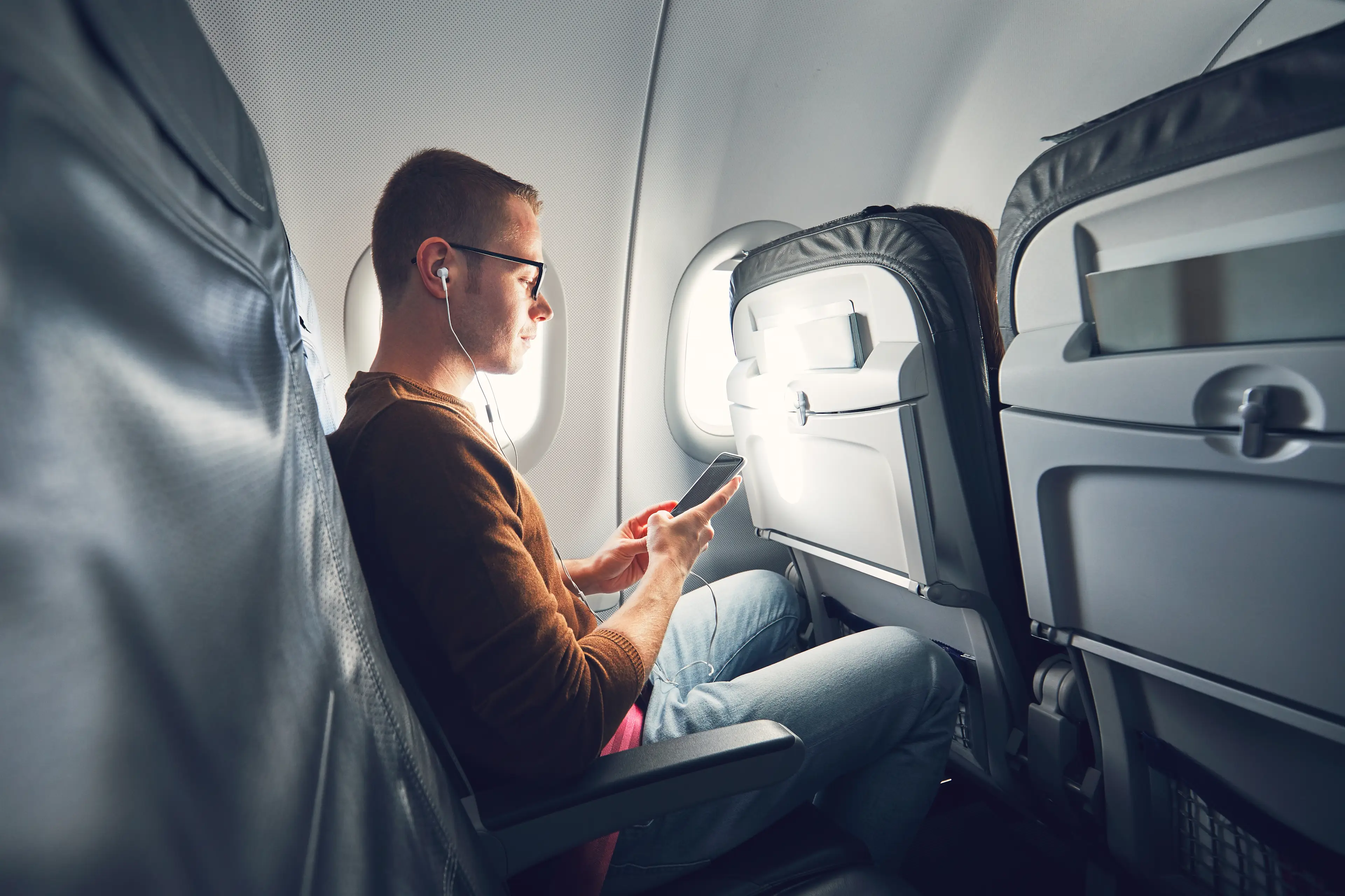 travel-connection-airplane-music-technology-headphones-mobile-phone-man-smart-phone-listening-tech t20 ooRY0A