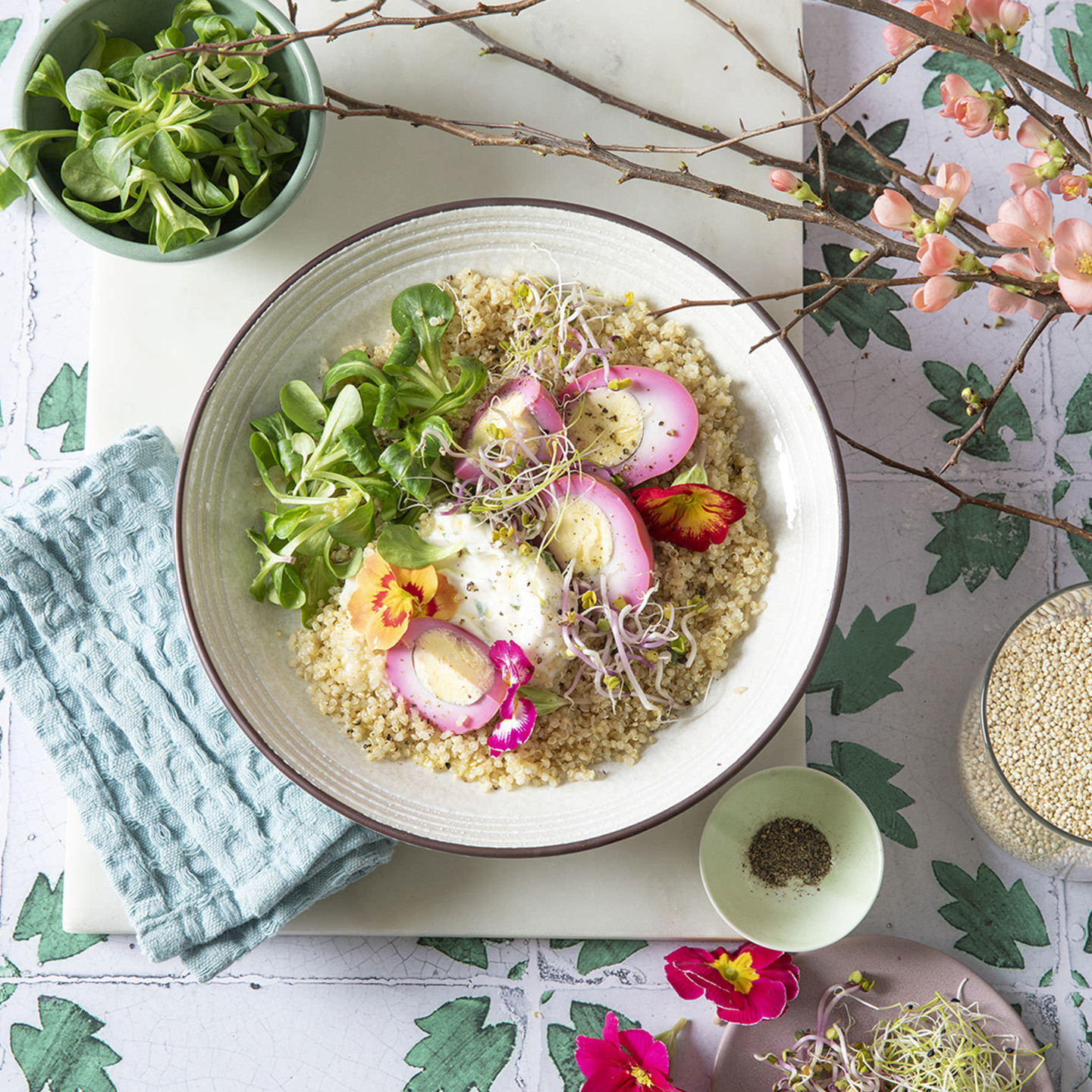NaturaSi-Ricette-Pokè con quinoa, uova marinate e spalmabile alle erbe