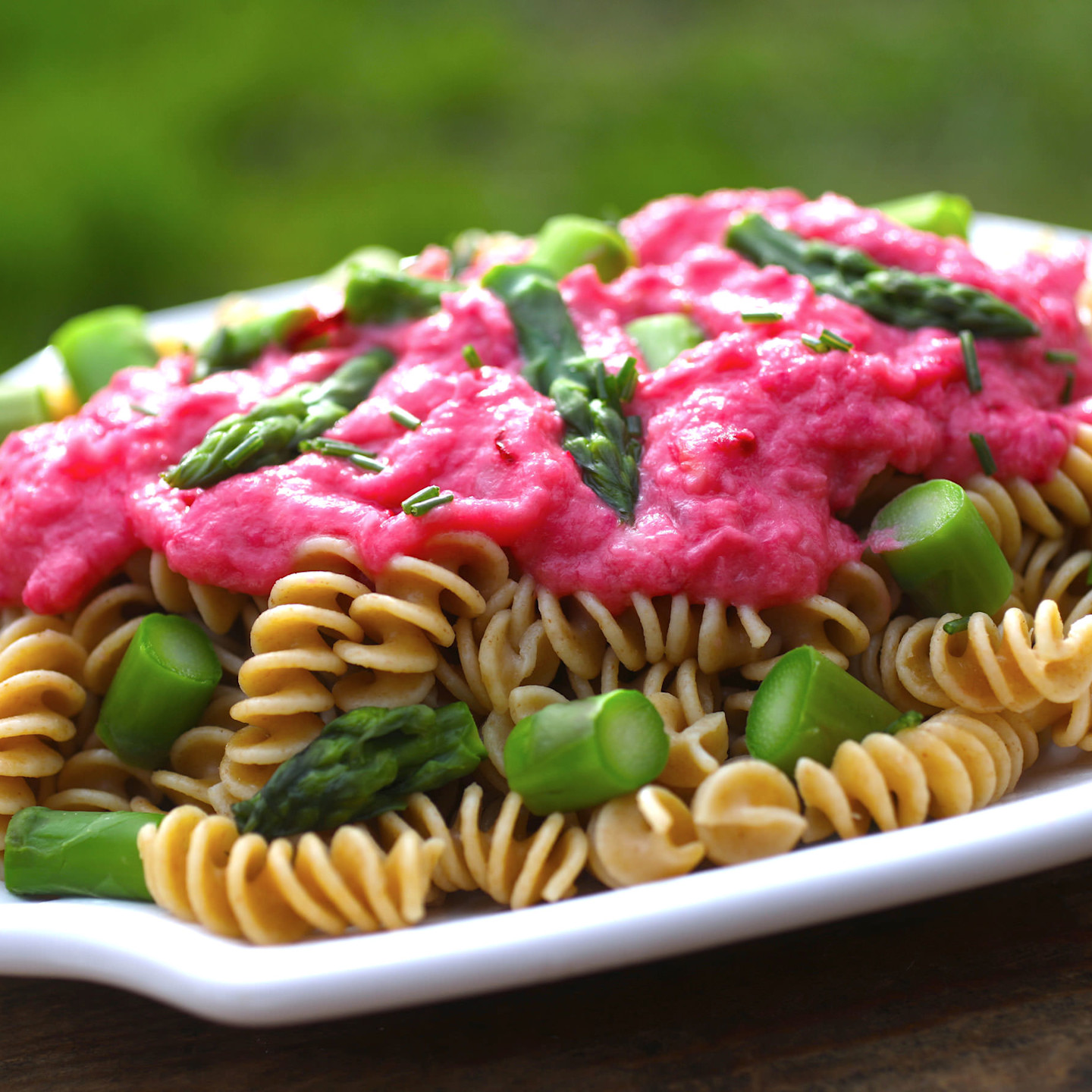 NaturaSi-Ricette-Fusilli-agli-asparagi-con-crema-di-rapa-rossa