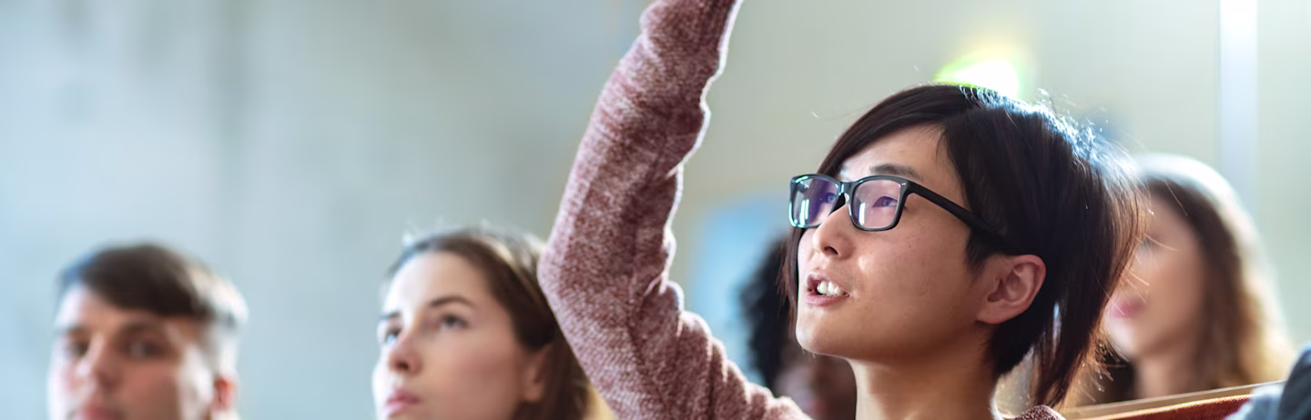 穿无领T-shirt考生在IDP雅思大师讲堂中举手提问