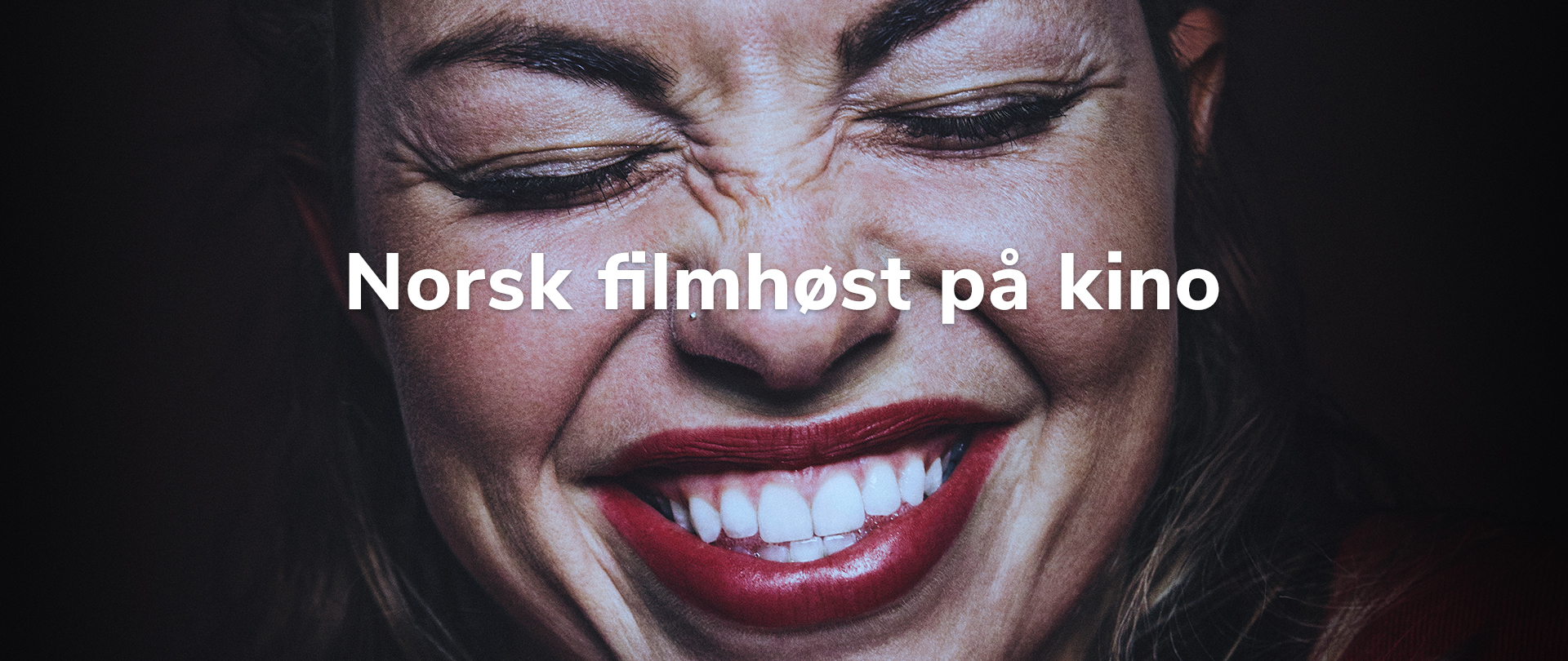 Nærbilde av smilende kvinne med rød lebestift og lukkede øyne. Bakgrunnen er svart, og bildet har teksten "Norsk filmhøst på kino".