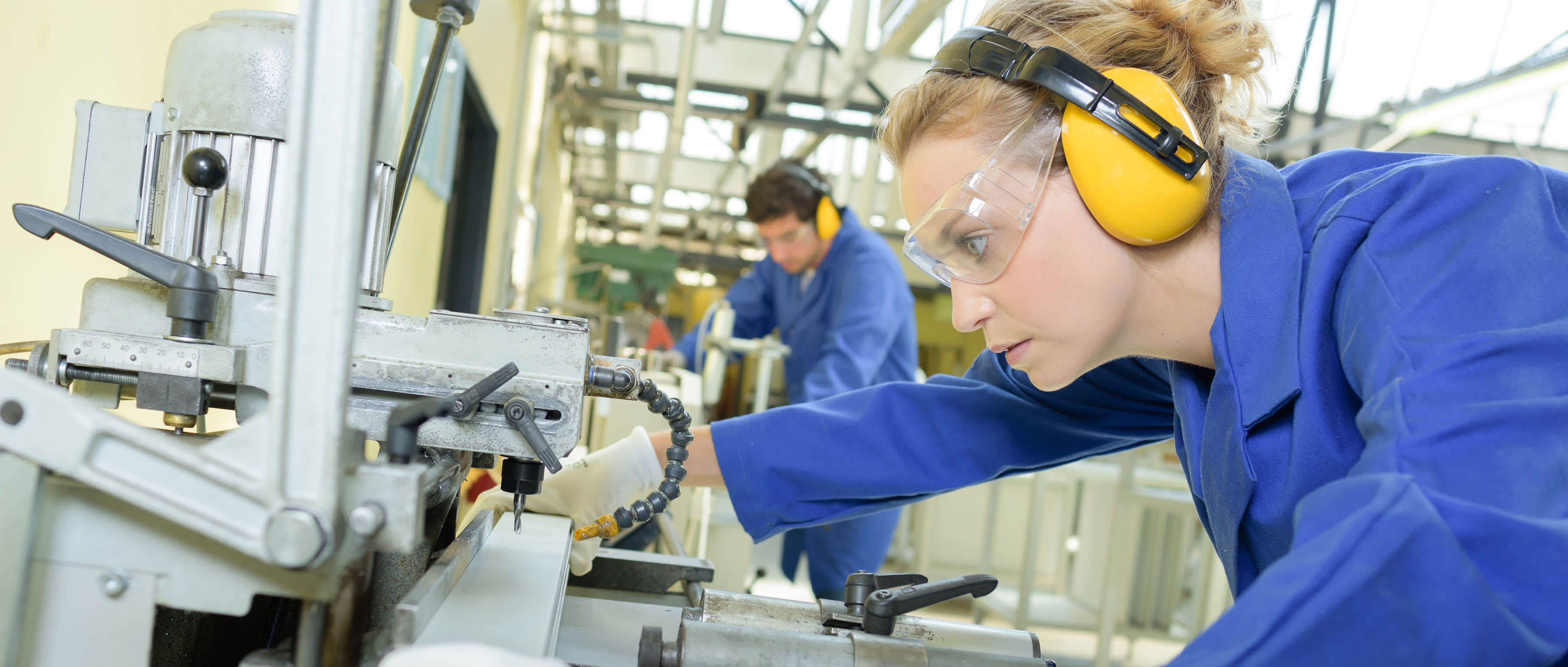 Frau an der Industriemaschine