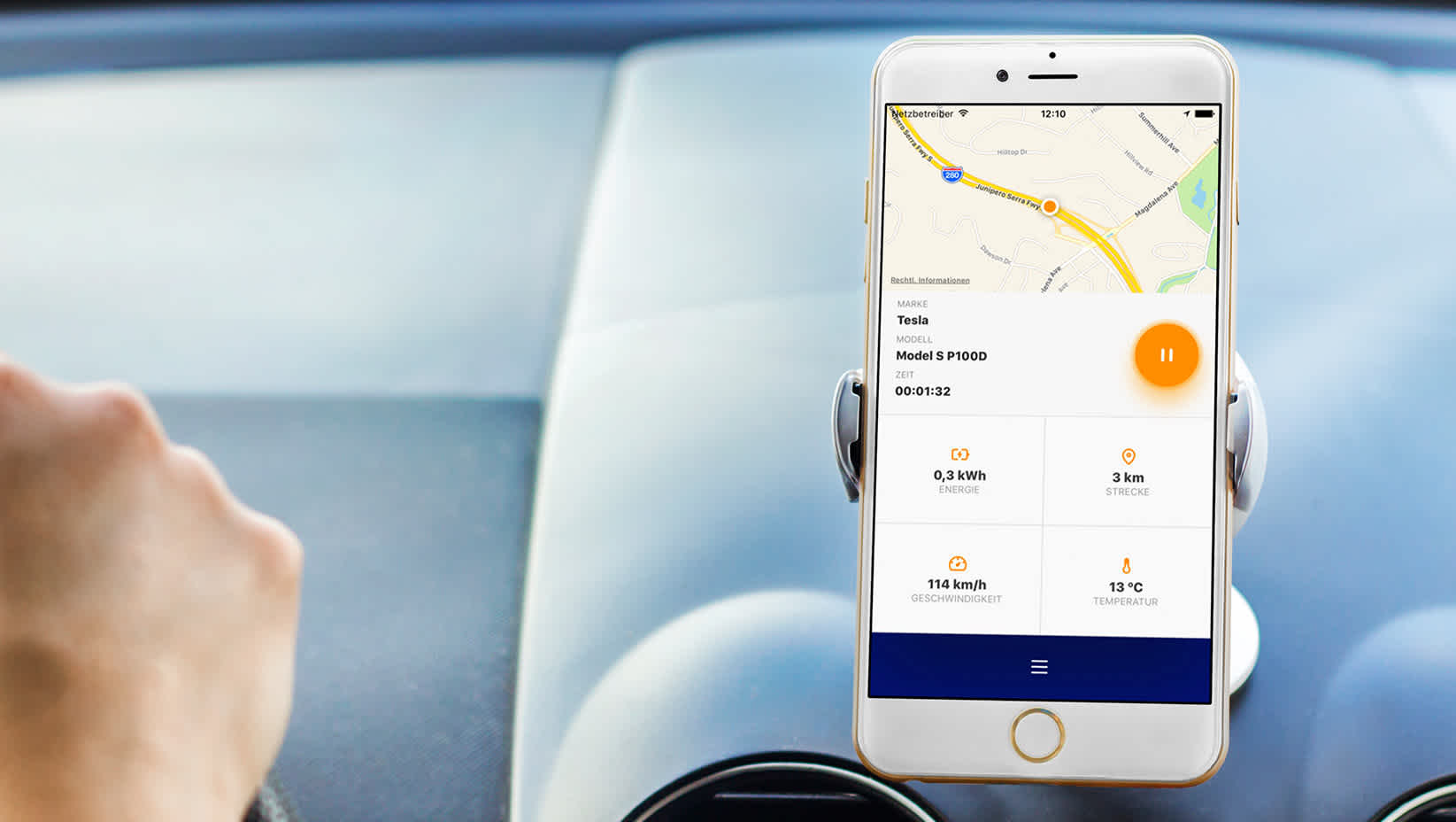Smartphone im Auto analysiert Fahrstil mit der EnBW mobility+ App.