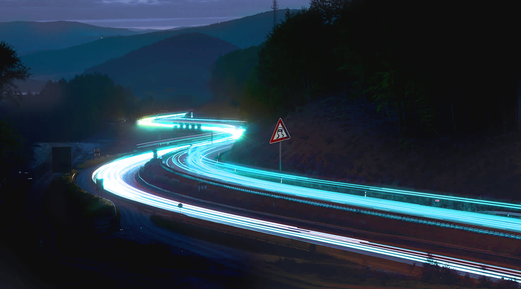 Bergstraße in der Dunkelheit mit Langzeitbelichtung