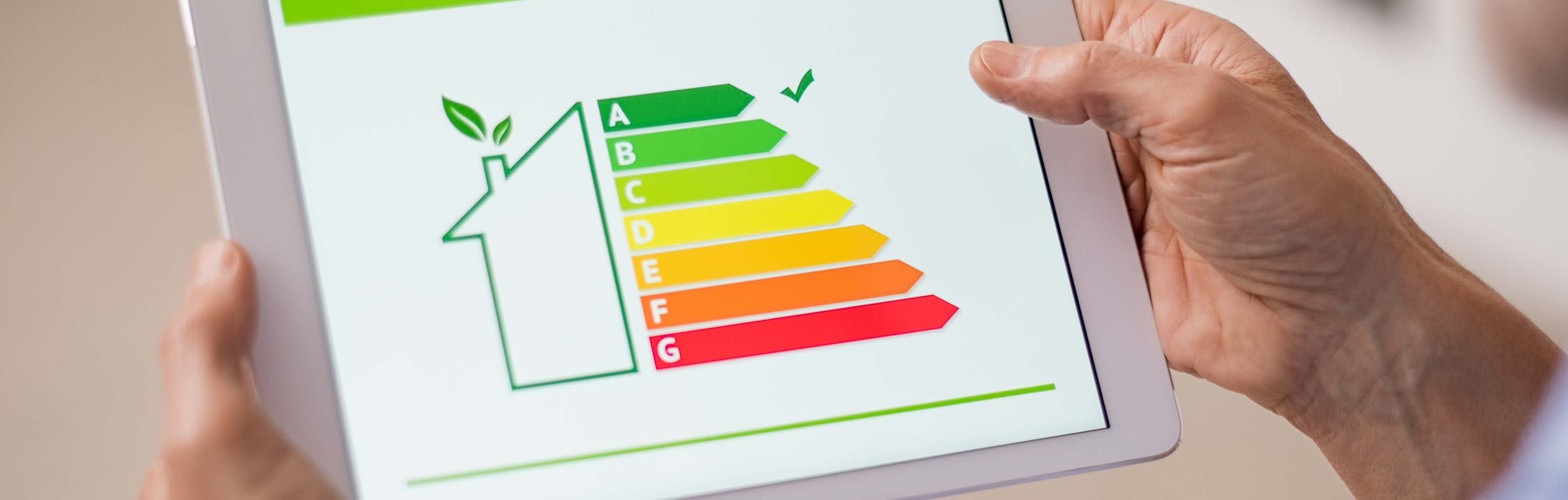 Tablet mit Grafik von Haus und Energieffizienz